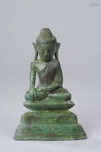 Buddha Maravijaya assis en méditation sur un socle pyramidale.