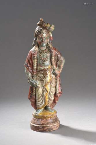Krishna debout richement vêtu et paré.