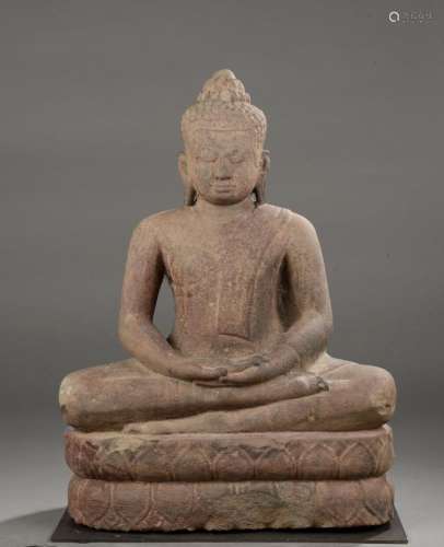 Buddha assis en méditation, en posture de virasana sur un socle lotiforme à double rangées de pétales, les mains en dhyanamudra dans son giron, la chevelure bouclée bordée d'un liseret et surmontée d'un ushnisha conique, son corps vêtu de la robe monastique utarasanga rabattue en un pan rectiligne sur l'épaule gauche.