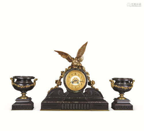 19世纪法国拿破仑时期铜鎏金大理石配双托杯座钟