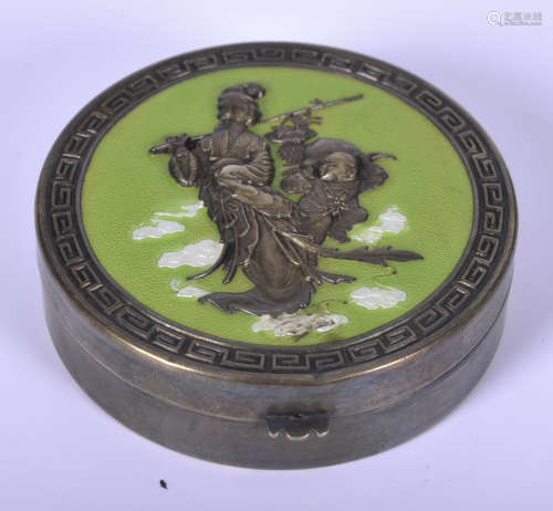 Circular powder box decorated with in relief with figures and green enamel