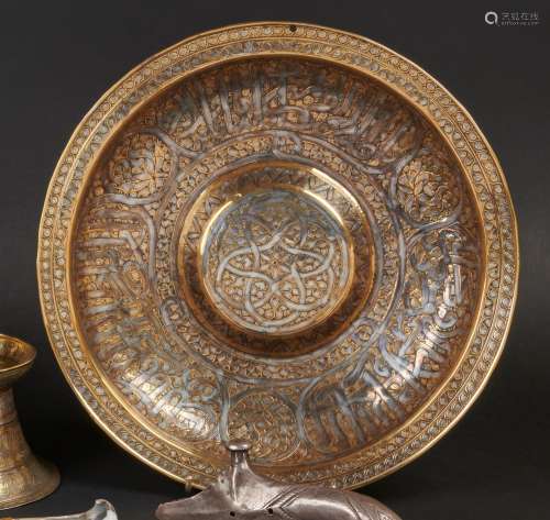 PLAT à ombilic, en laiton, Proche Orient, XIXe siècle