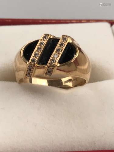 14K Gold Ring w Diamond