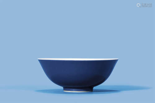 同治 霁蓝釉碗“大清同治年制”款