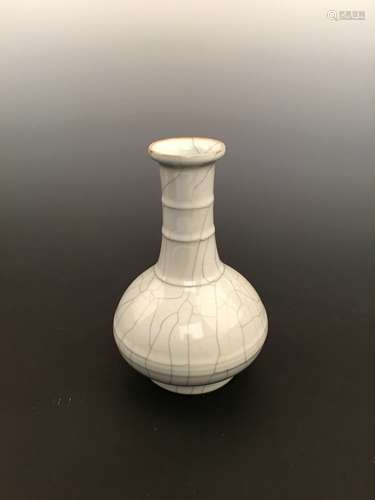 Chinese Kuan-Type Porcelain Vase