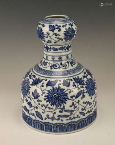 BLUE & WHITE GARLIC HEAD VASE