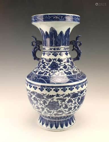 FINE BLUE & WHITE VASE WITH FLORAL PATTERN