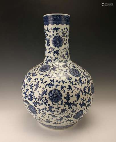 LARGE BLUE & WHITE VASE WITH FLORAL PATTERN