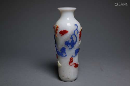 A three-color overlaid opaque white glass bottle,Qing dynasty