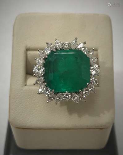 11.7 Cts 18kg Emerald Ring With Diamonds