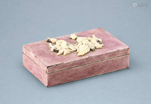 清 铜胎珐琅嵌骨雕双乔人物盒