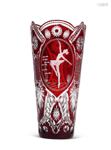 约1930年 法国 装饰艺术手工切割红色水晶花瓶