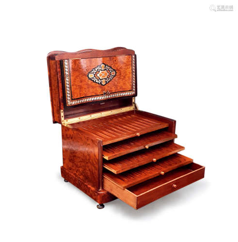 19世纪拿破仑3世时期 法国 铜鎏金细镶嵌桃花芯木雪茄盒