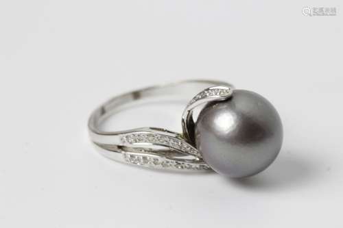 14k White Gold Pearl And Diamond Ring