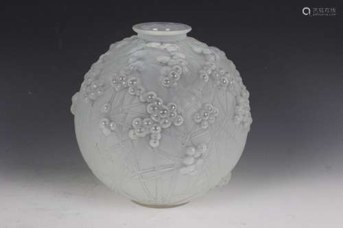 R. Lalique Opulacent Berry Vase