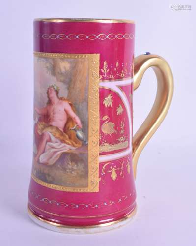 AN EARLY 20TH CENTURY VIENNA PORCELAIN TANKARD painted with classical figures upon a claret