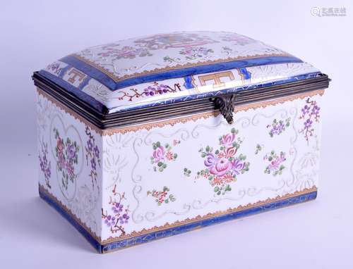 A LARGE 19TH CENTURY FRENCH SAMSONS OF PARIS PORCELAIN CASKET Chinese Export style, painted with a