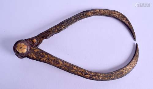 AN UNUSUAL PAIR OF SPANISH GOLD INLAID OUTSIDE CALIPER decorated with gilt flowers and motifs. 18 cm