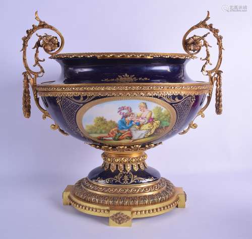 A LARGE 19TH CENTURY FRENCH SEVRES PORCELAIN TWIN HANDLED BOWL painted with a view of two lovers