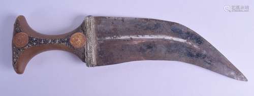 A 19TH CENTURY RHINOCEROS HORN HANDLED OMANI KHANJAR JAMBIYA DAGGER decorated in copper and