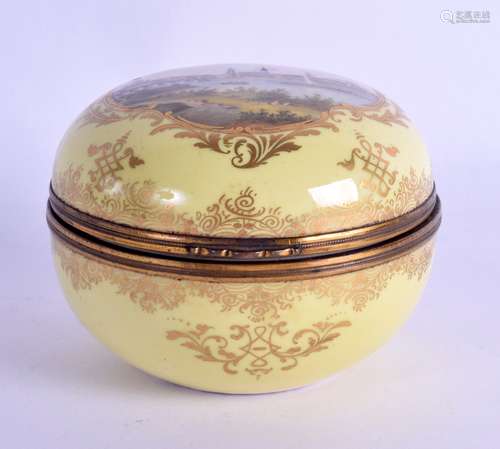 AN EARLY 19TH CENTURY MEISSEN PORCELAIN BOX AND COVER painted with a view of Dresden upon a yellow