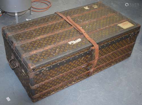 A LARGE LOUIS VUITTON TRUNK, early 20th century leather and wooden bound canvas. 40 cm x 111 cm.