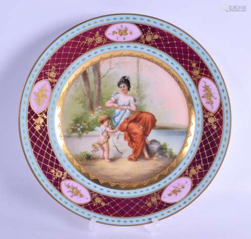 AN EARLY 20TH CENTURY AUSTRIAN VIENNA PORCELAIN PLATE painted with a female and putti within a