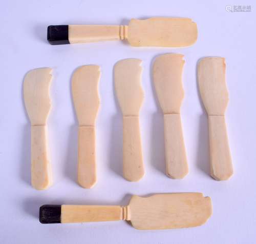 AN UNUSUAL GROUP OF EARLY 20TH CENTURY CONTINENTAL CARVED IVORY KNIVES possibly Mediterranean. 13 cm