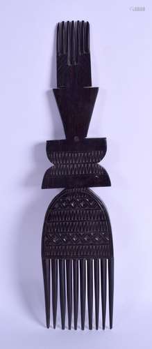 A SOUTHSEA ISLANDS MAORI TYPE ABROGINAL TRIBAL DOUBLE ENDED COMB decorated with various motifs. 30.5