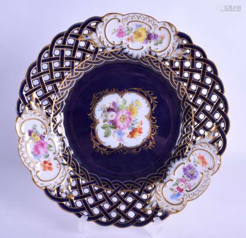 AN EARLY 20TH CENTURY MEISSEN RETICULATED PORCELAIN PLATE painted with panels of flowers. 20.5 cm