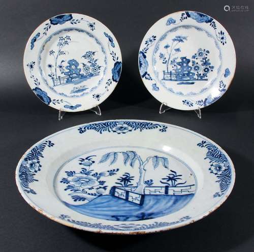 DELFT CHARGER, late 18th century, blue painted with a fenced garden design, diameter 35cm;