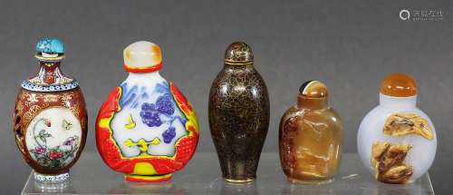GROUP OF FIVE CHINESE SNUFF BOTTLES, to include a four colour glass, porcelain and hardstone
