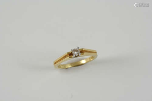 A DIAMOND SOLITAIRE RING set with a circular-cut diamond in 18ct. gold. Size O.