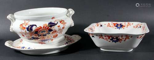 CHAMBERLAIN'S WORCESTER IMARI PART SERVICE, circa 1811-40, comprising soup tureen, cover and