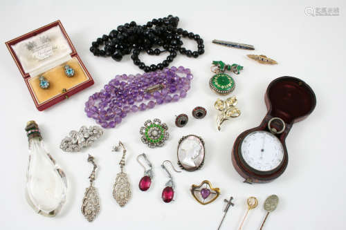 A QUANTITY OF JEWELLERY including a pair of garnet and marcasite cluster earrings, a paste set