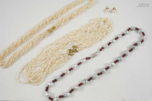 A SINGLE ROW CULTURED PEARL AND GARNET NECKLACE formed with alternate baroque pearls and garnet