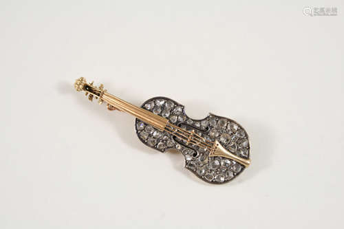 A LATE VICTORIAN DIAMOND VIOLIN BROOCH millegrain set with graduated rose-cut diamonds, in gold,