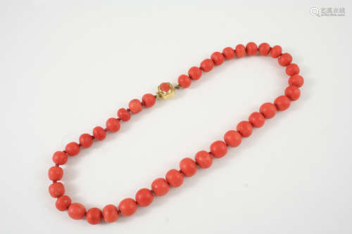 A SINGLE ROW GRADUATED CORAL BEAD NECKLACE the thirty nine beads graduated to a gold clasp,