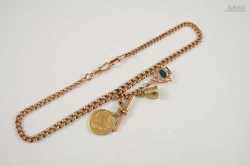A 9CT. GOLD CURB LINK WATCH CHAIN with 9ct. gold 't' bar and suspending a gold sovereign, 1900, in