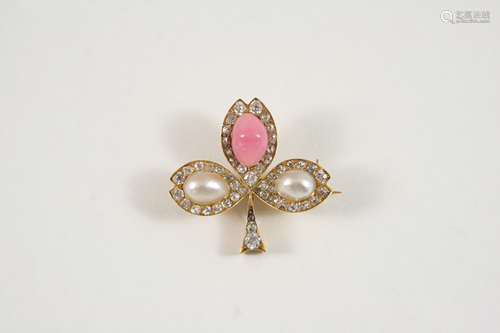 AN EARLY 20TH CENTURY DIAMOND AND PEARL BROOCH the trefoil leaf design is set with a pink conch