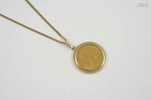 A GOLD TEN GUILDER PIECE 1913, in a gold pendant mount and on a gold fine link chain, total weight