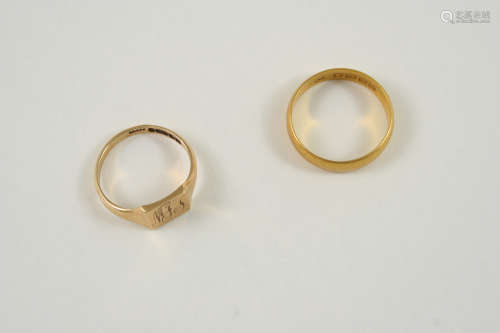 A 22CT. GOLD WEDDING BAND 5.0 grams, size R 1/2, together with a 9ct. gold signet ring, engraved
