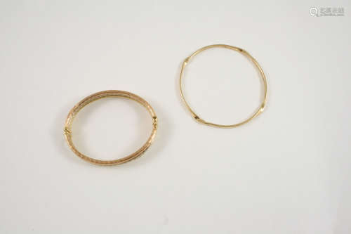 AN 18CT. THREE COLOUR GOLD HINGED BANGLE 10.8 grams, together with a 9ct. gold bangle of twist