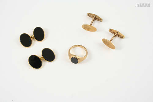 A PAIR OF 18CT. GOLD AND BLACK ONYX CUFFLINKS 11.3 grams, together with a 9ct. gold and black onyx