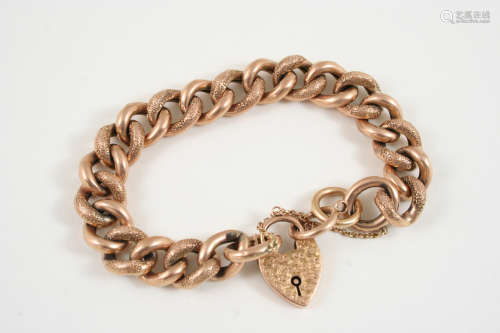 A 9CT. GOLD CURB LINK BRACELET with alternate plain and granulated links, with padlock clasp, 29