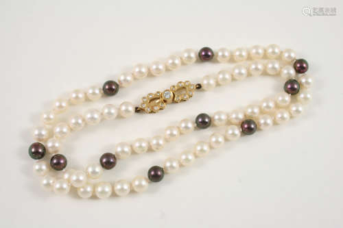 A SINGLE ROW UNIFORM CULTURED PEARL NECKLACE the cultured pearls measure approximately 7.0mm., and