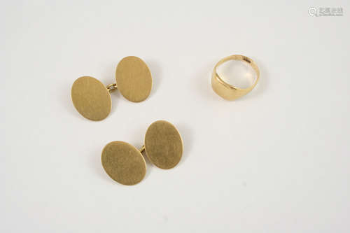 A PAIR OF 18CT. GOLD CUFFLINKS of oval, plain form, 13 grams, together with an 18ct. gold signet