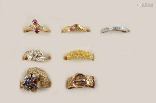 SEVEN ASSORTED GOLD AND GEM SET RINGS including a 9ct. gold buckle ring, size O 1/2, a sapphire
