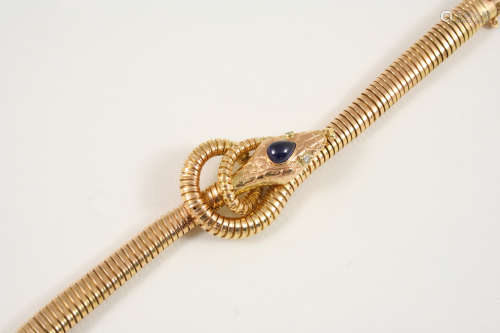 AN 18CT. GOLD AND SAPPHIRE FLEXIBLE SNAKE BRACELET the head mounted with a cabochon sapphire, with
