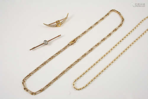 A 9CT. GOLD CHAIN NECKLACE formed with alternate long and short links, 46cm. long, 18 grams,